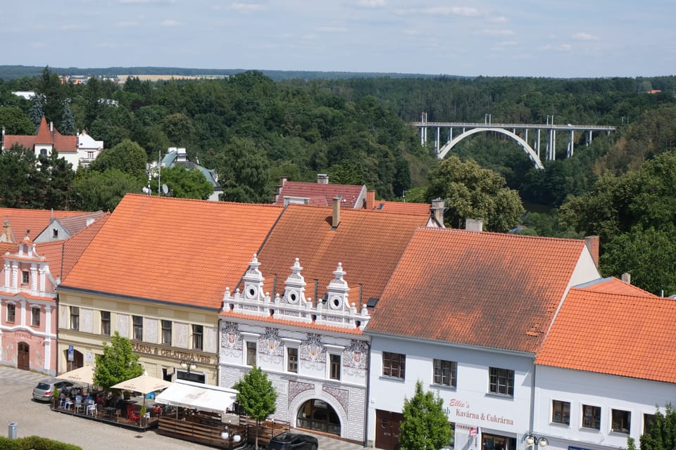 La place T. G. Masaryk avec le pont de l'Arc-en-ciel en arrière-plan | Photo: Štěpánka Budková,  Radio Prague Int.