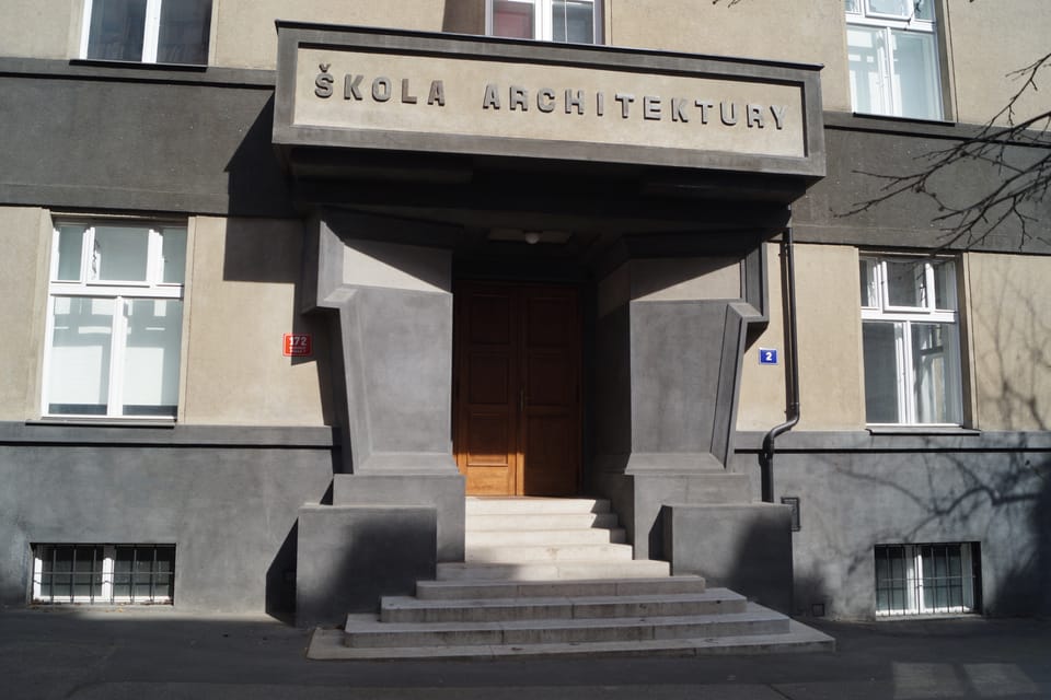 Le bâtiment lui-même a été construit dans les années 1922-1924. A la mort de Kotěra, en 1923, c’est son élève Josef Gočár qui a repris le projet de son professeur. | Photo: Radio Prague Int. Le bâtiment lui-même a été construit dans les années 1922-1924. A la mort de Kotěra, en 1923, c’est son élève Josef Gočár qui a repris le projet de son professeur. | Photo: Radio Prague Int.