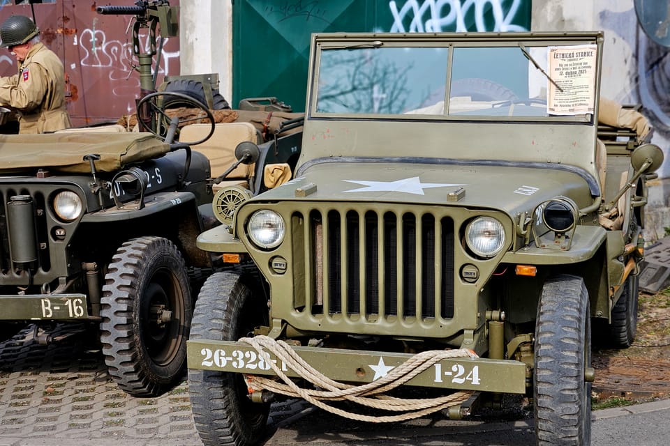 Véhicules militaires historiques | Photo: Štěpánka Budková, Radio Prague Int. Véhicules militaires historiques | Photo: Štěpánka Budková, Radio Prague Int.