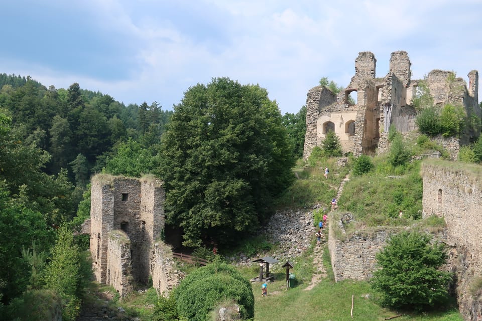 La ruine du château-fort de Dívčí kámen | Photo: Štěpánka Budková, Radio Prague Int. La ruine du château-fort de Dívčí kámen | Photo: Štěpánka Budková, Radio Prague Int.