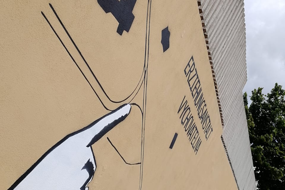 La grande peinture murale retraçant l'épopée de l'opération Anthropoid | Photo: Štěpánka Budková, Radio Prague Int. La grande peinture murale retraçant l'épopée de l'opération Anthropoid | Photo: Štěpánka Budková, Radio Prague Int.