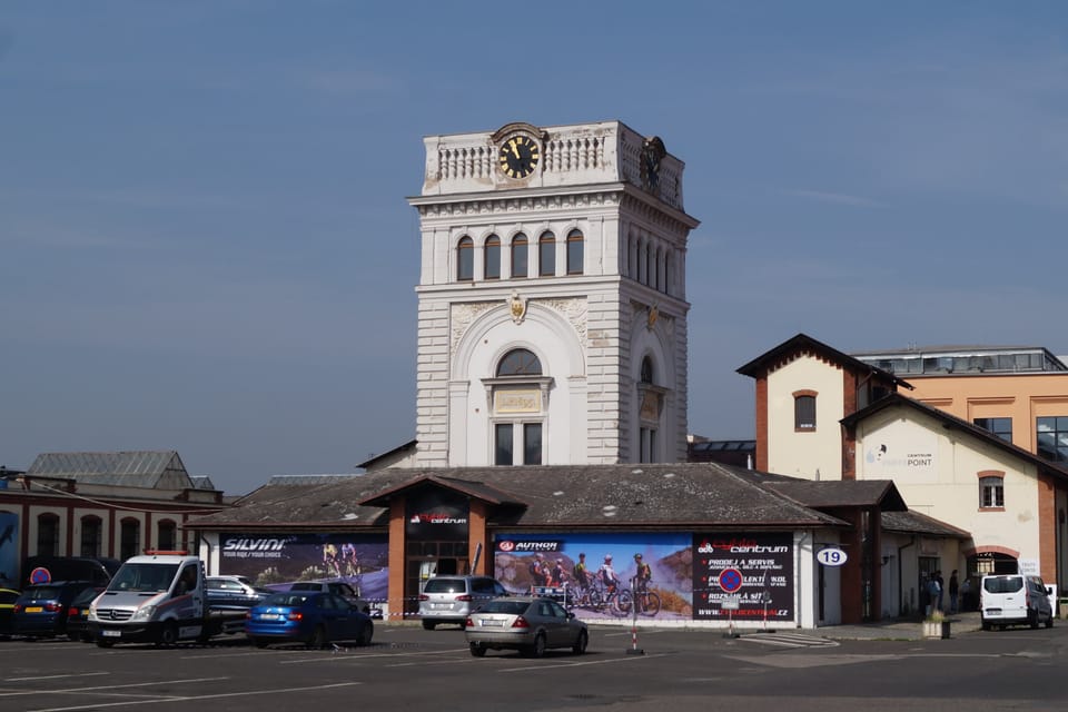 Le château d'eau des abattoirs centraux de l’ancienne ville royale de Prague est l'un des bâtiments les plus précieux de l'actuel marché de Prague à Holešovice. Au tournant des XIXe et XXe siècles, la tour alimentait l'abattoir et le marché aux bestiaux. | Photo: Miloš Turek, Radio Prague Int. Le château d'eau des abattoirs centraux de l’ancienne ville royale de Prague est l'un des bâtiments les plus précieux de l'actuel marché de Prague à Holešovice. Au tournant des XIXe et XXe siècles, la tour alimentait l'abattoir et le marché aux bestiaux. | Photo: Miloš Turek, Radio Prague Int.