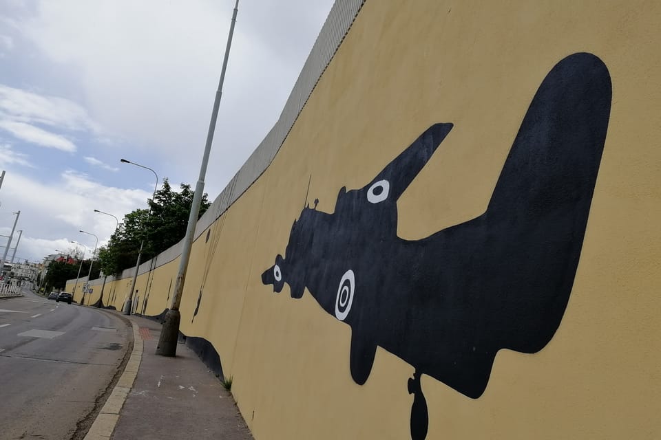 La grande peinture murale retraçant l'épopée de l'opération Anthropoid | Photo: Štěpánka Budková, Radio Prague Int. La grande peinture murale retraçant l'épopée de l'opération Anthropoid | Photo: Štěpánka Budková, Radio Prague Int.