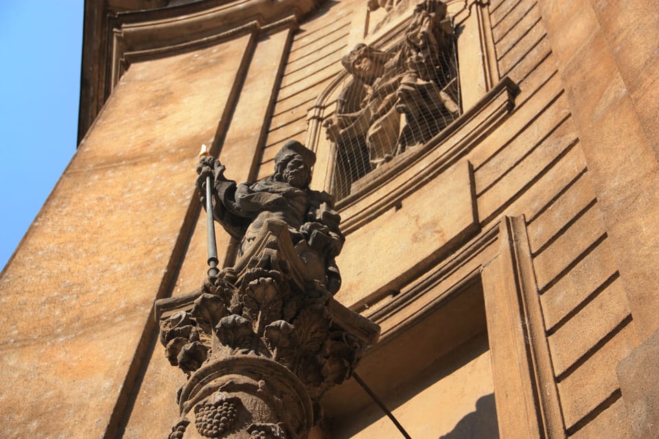 Réalisée en 1676, la colonne à pampres de vigne est l’œuvre de Jan Jiří Bendl | Photo: Barbora Němcová, Radio Prague Int. Réalisée en 1676, la colonne à pampres de vigne est l’œuvre de Jan Jiří Bendl | Photo: Barbora Němcová, Radio Prague Int.