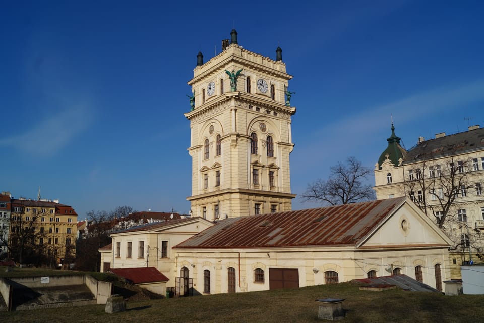 Le château d'eau de Vinohrady n'a pas d’équivalent à Prague, avec sa riche décoration de stucs, de colonnes et de statues. Au moment de son achèvement, le quartier de Královské Vinohrady était la banlieue dont la croissance était la plus rapide. | Photo: Miloš Turek, Radio Prague Int. Le château d'eau de Vinohrady n'a pas d’équivalent à Prague, avec sa riche décoration de stucs, de colonnes et de statues. Au moment de son achèvement, le quartier de Královské Vinohrady était la banlieue dont la croissance était la plus rapide. | Photo: Miloš Turek, Radio Prague Int.