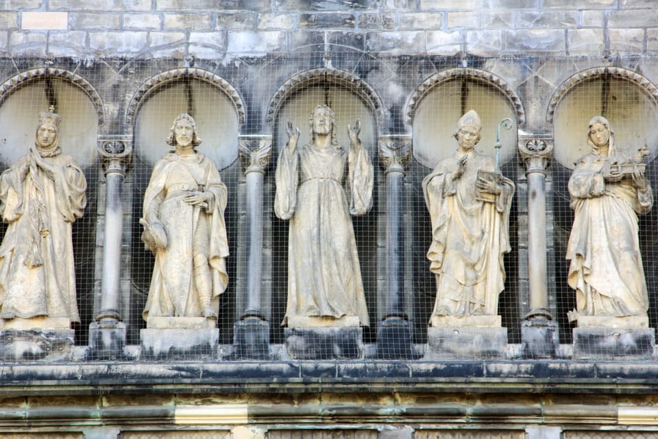 Haute de 2, 2 mètres,  la statue de saint Venceslas se trouve au milieu de celles d’autres saints et est placée juste à côté de celle du Christ. Čeněk Vosmík en est l’auteur | Photo: Barbora Němcová,  Radio Prague Int.