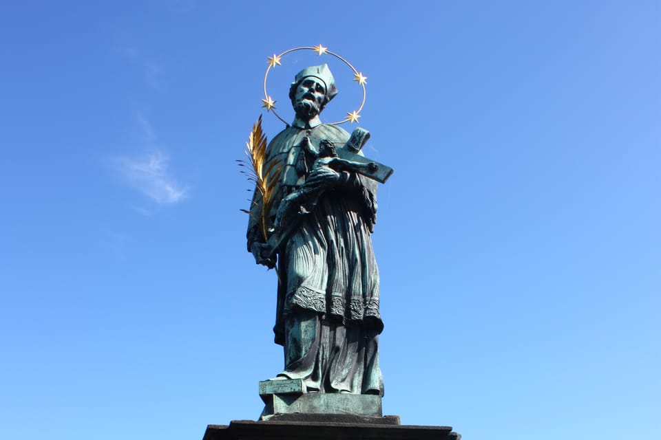 La statue de Saint Jean Népomucène sur le Pont Charles | Photo: Štěpánka Budková, Radio Prague Int. La statue de Saint Jean Népomucène sur le Pont Charles | Photo: Štěpánka Budková, Radio Prague Int.