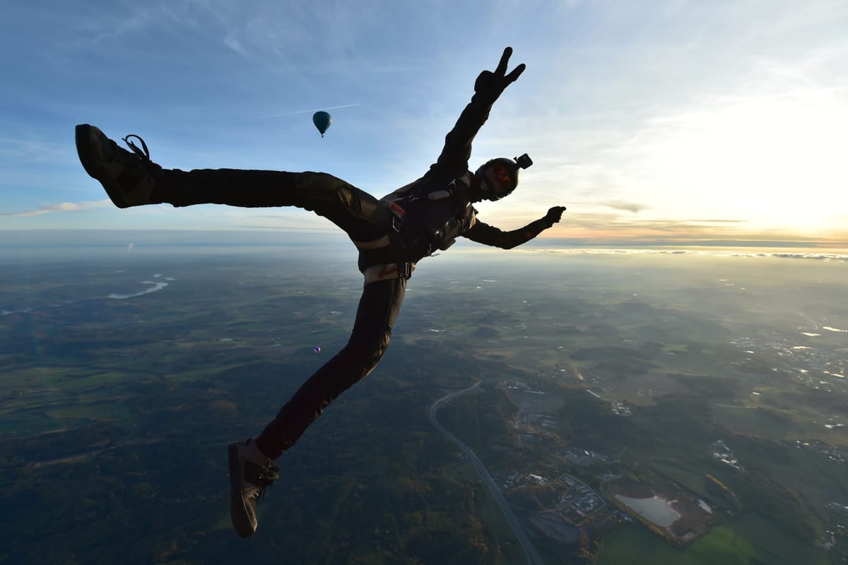 Saut En Parachute Depuis Des Montgolfieres Pour Le 101e Anniversaire De La Tchecoslovaquie Radio Prague International