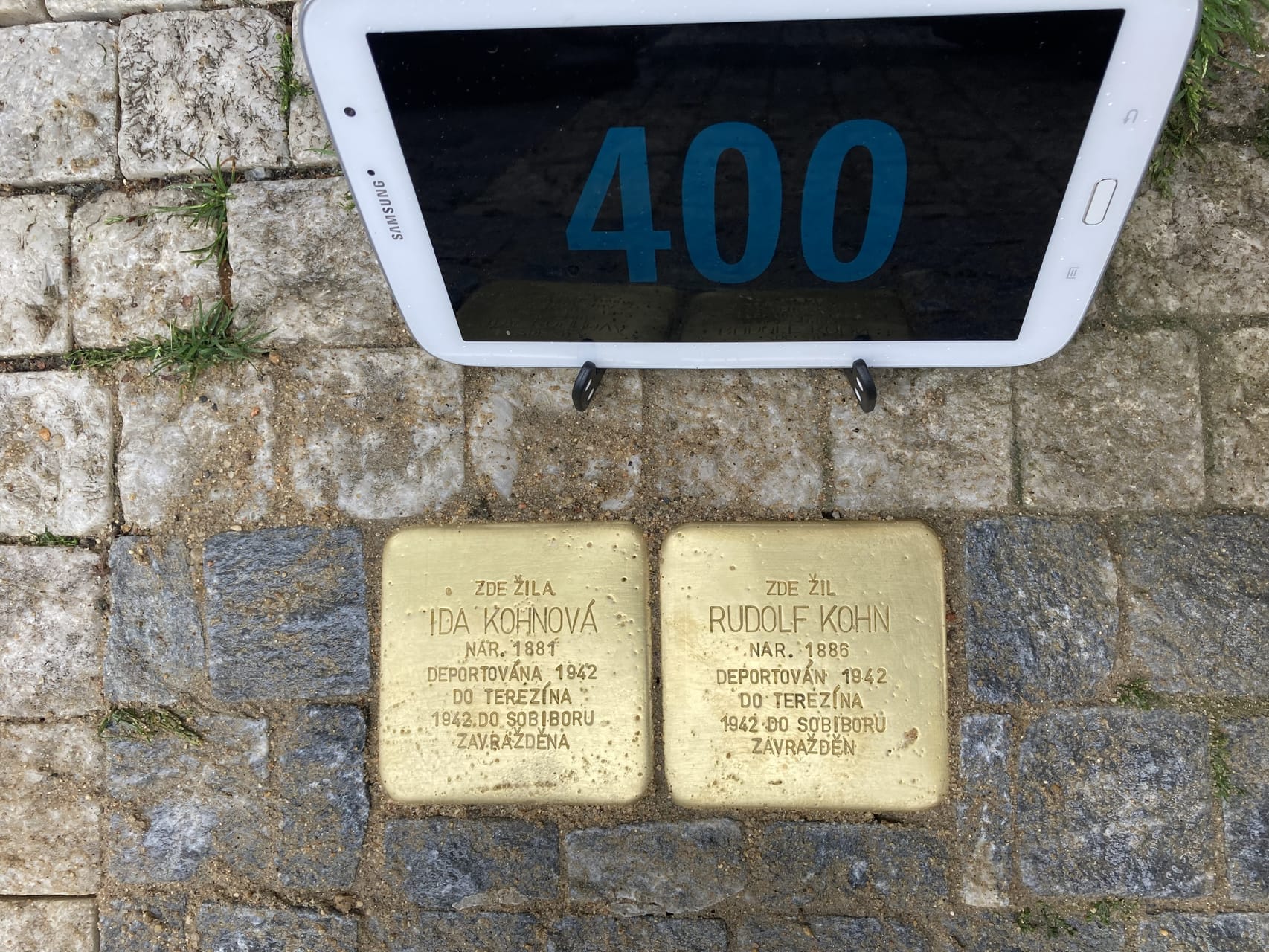 Histoire De La Shoah Un Nouveau Livre Sur Les Stolpersteine De Prague   2e453f7e712069e2d036e6e622f195b1 